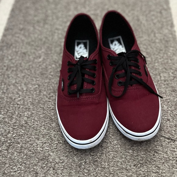 VANS Size 6 burgundy sneakers with black laces! - Picture 2 of 6